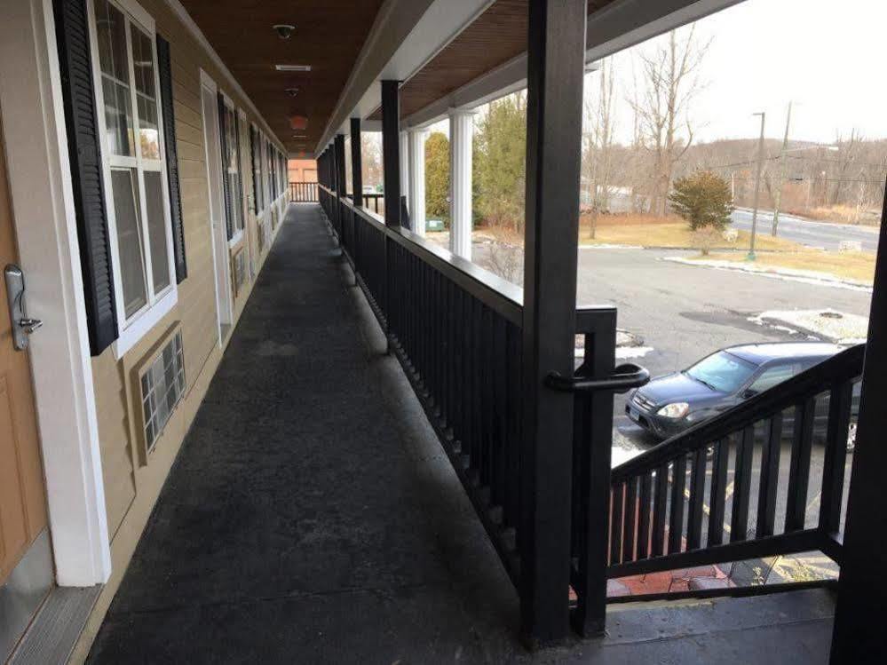 Newbury Inn Brookfield Ngoại thất bức ảnh